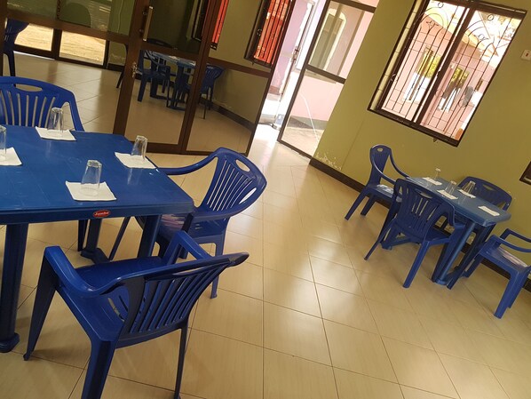 Breakfast, lunch, dinner served; local and international cuisine
