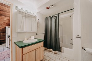 Combined shower/tub, towels