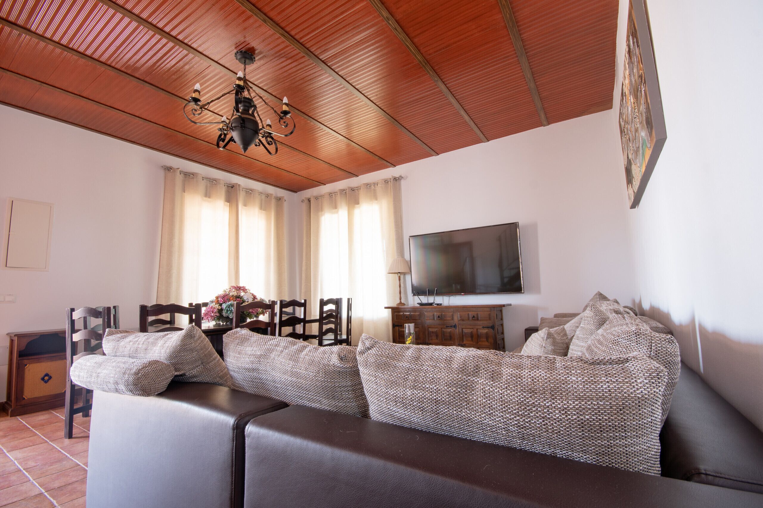 Una televisión, un futbolín, una mesa de tenis de mesa