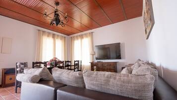 Una televisión, un futbolín, una mesa de tenis de mesa