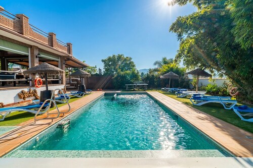Cubon Villa Tirado. Wifi, allas porealtaalla, BBQ, ilmastointi.