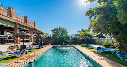 Cubon Villa Tirado. Wifi, allas porealtaalla, BBQ, ilmastointi.