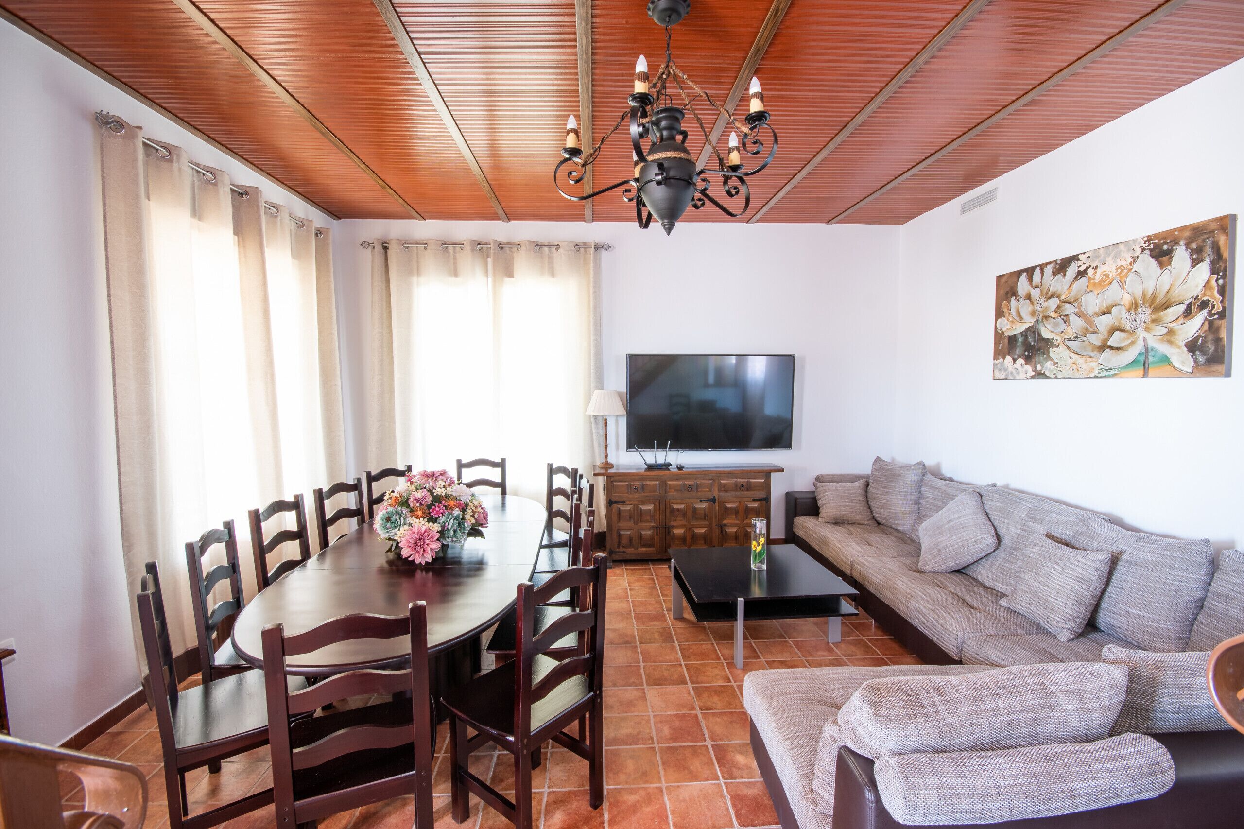 Una televisión, un futbolín, una mesa de tenis de mesa