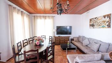 Una televisión, un futbolín, una mesa de tenis de mesa