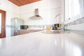 Een koelkast, een magnetron, een oven, een vaatwasser
