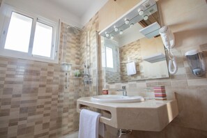 Bathtub, hair dryer, towels - Cubo's Casa Rural Tirado & Heated Pool / Private pool / Air conditioning / Sports activities / Electric car charger (Alhaurín el Grande)