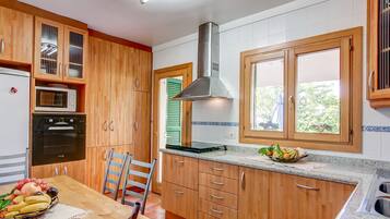 Een koelkast, een microgolfoven, een oven, een vaatwasser