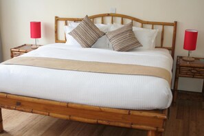 Minibar, caja fuerte, escritorio y sistema de insonorización