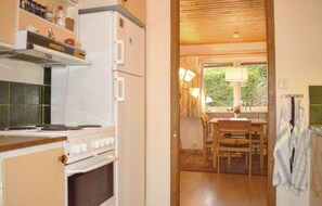 Réfrigérateur, micro-ondes, plaque de cuisson, cafetière/bouilloire