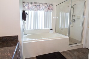 Family Villa, Private Pool, Garden Area | Jetted bathtub - Ip60433 - Wellington - 4 Bed 2 Baths Villa (Davenport)