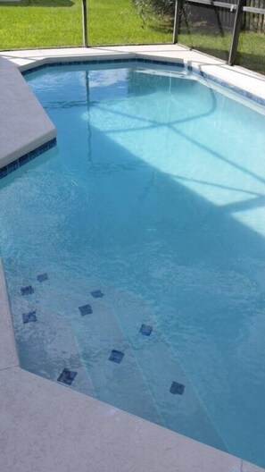 Perhehuvila, yksityinen uima-allas, puutarha-alue | Uima-allas | Kauden mukainen ulkouima-allas