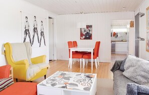 TV, DVD player - 3 bedroom gorgeous home in Löttorp (Löttorp)