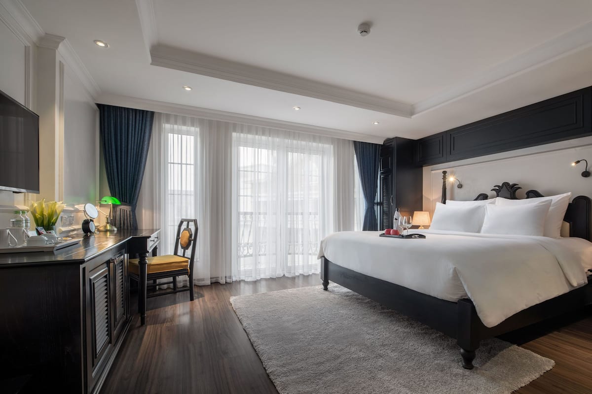 Premier Double Room, 1 King Bed, City View | Premium bedding, memory foam beds, minibar, in-room safe