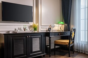 Premier Double Room, 1 King Bed, City View | Room amenity