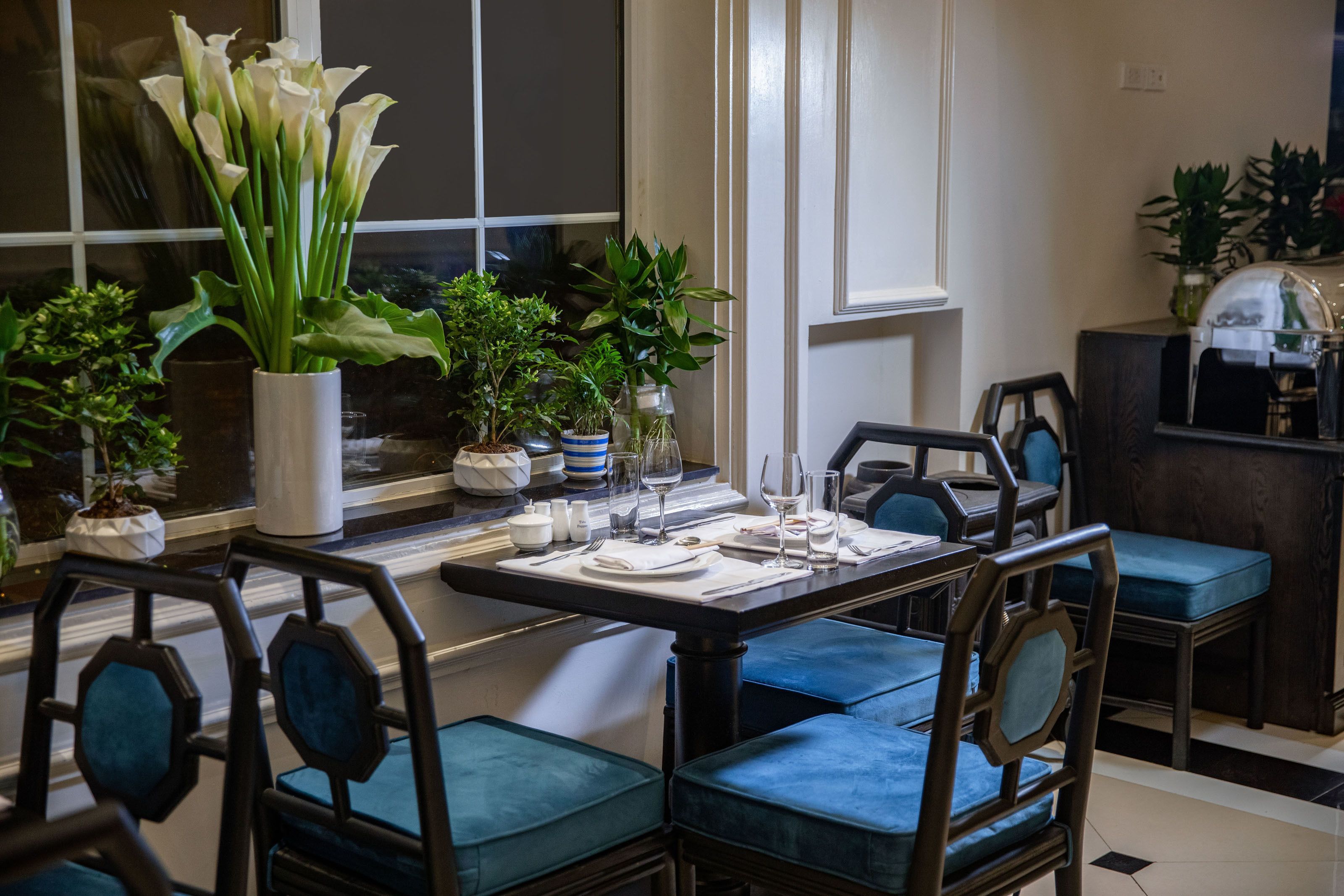 breakfast, lunch and dinner served