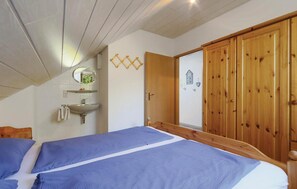 5 bedrooms, travel crib, WiFi