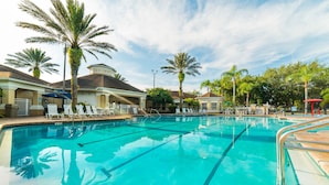 A swimming pool with clear blue water, surrounded by lounge chairs and palm trees. - Ip60127 - Windsor Palms Resort - 3 Bed 2 Baths Condo (Kissimmee)