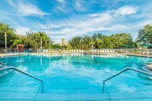 季节性开放的室外游泳池,池畔遮阳伞,日光浴躺椅