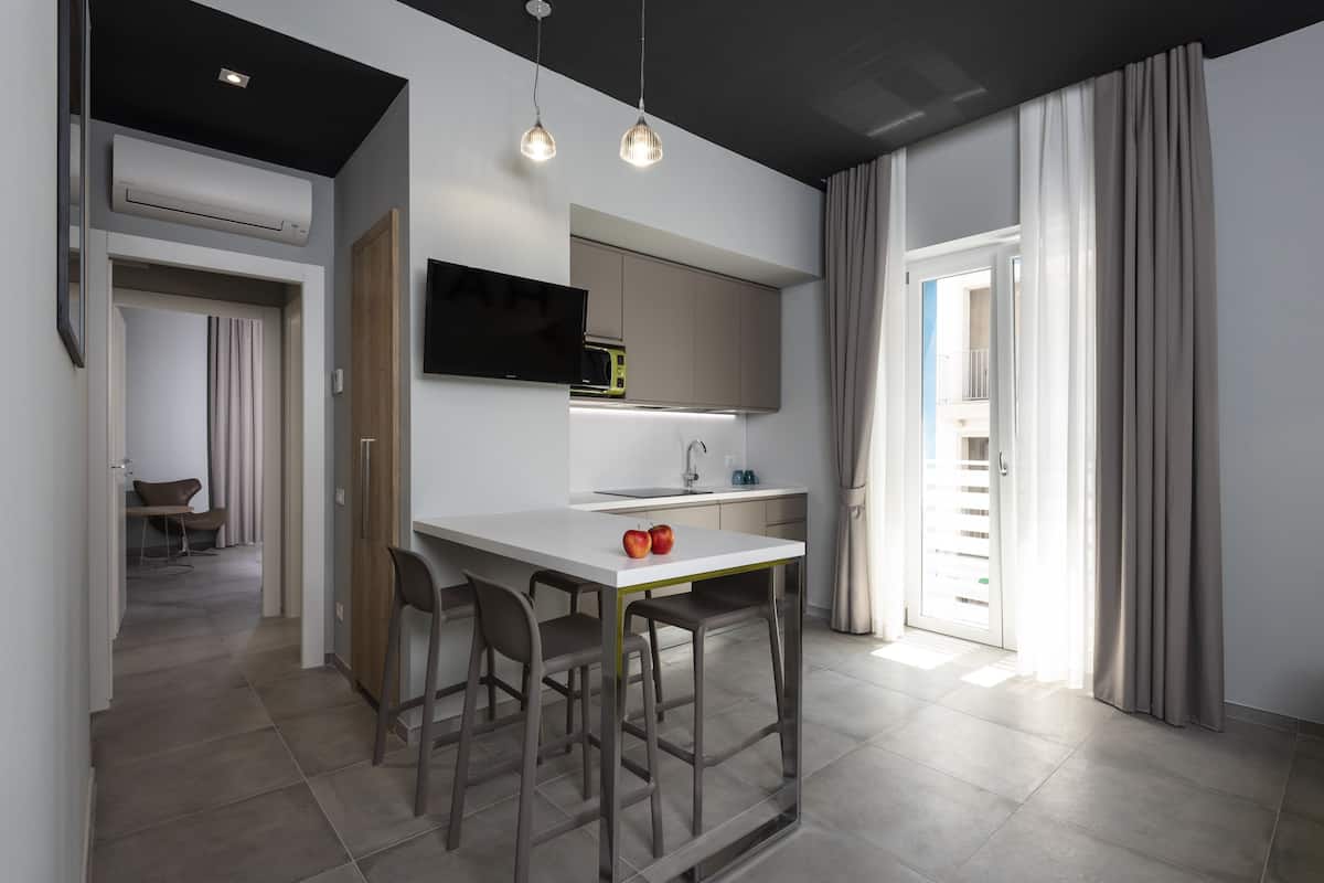 Appartement, 1 slaapkamer | Een minibar, individueel gemeubileerd, een bureau