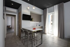 Apartamento, 1 quarto | Frigobar, individualmente mobiliados, escrivaninha, cortinas blackout