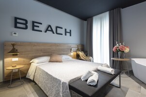 Quarto casal superior | Frigobar, individualmente mobiliados, escrivaninha, cortinas blackout