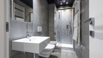 Set di cortesia gratuito, asciugacapelli, bidet, asciugamani