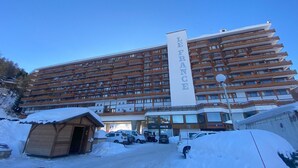 Een meerhoog hotel met een opvallend bord waarop “LE FRANCE” staat.