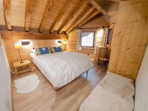 4 bedrooms, free WiFi - Central St Martin Chalet, Near Ski Lift, Sleeps 10 (Saint-Martin-de-Belleville-Les Menuires)