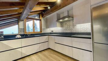 Een koelkast, een microgolfoven, een vaatwasser