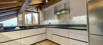 Central St Martin Chalet, Near Ski Lift, Sleeps 10