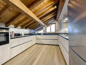 Fridge, microwave, dishwasher - Central St Martin Chalet, Near Ski Lift, Sleeps 10 (Saint-Martin-de-Belleville-Les Menuires)