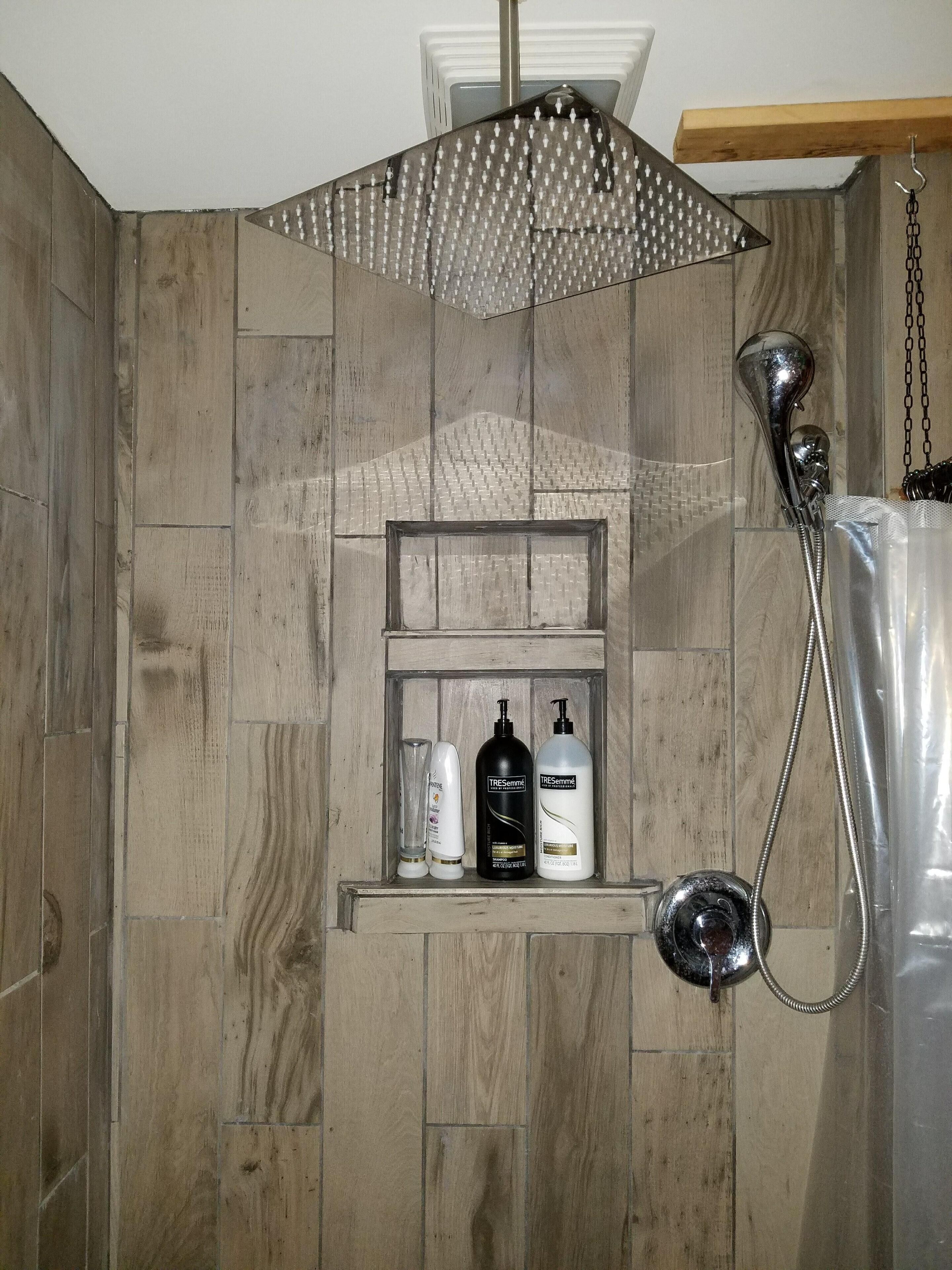 Een douche, een haardroger, handdoeken, zeep