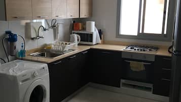 Departamento, 4 habitaciones | Cocina privada | Refrigerador, microondas, horno y parrilla de estufa