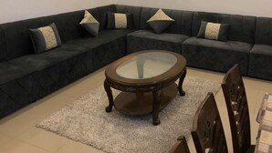 Leilighet, 4 soverom | Oppholdsrom | Flatskjerm-TV