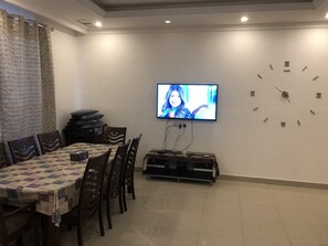 Departamento, 4 habitaciones | Área de sala de estar | Televisión de pantalla plana 