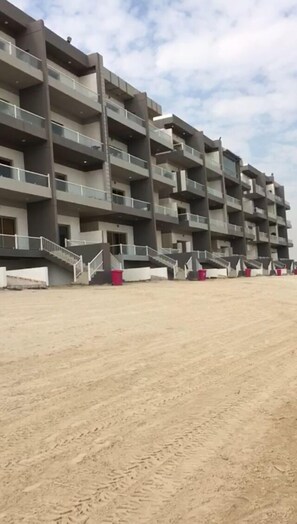 Vista frontal de la propiedad