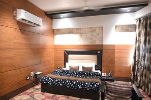 Een kluis op de kamer, een bureau, geluiddichte muren