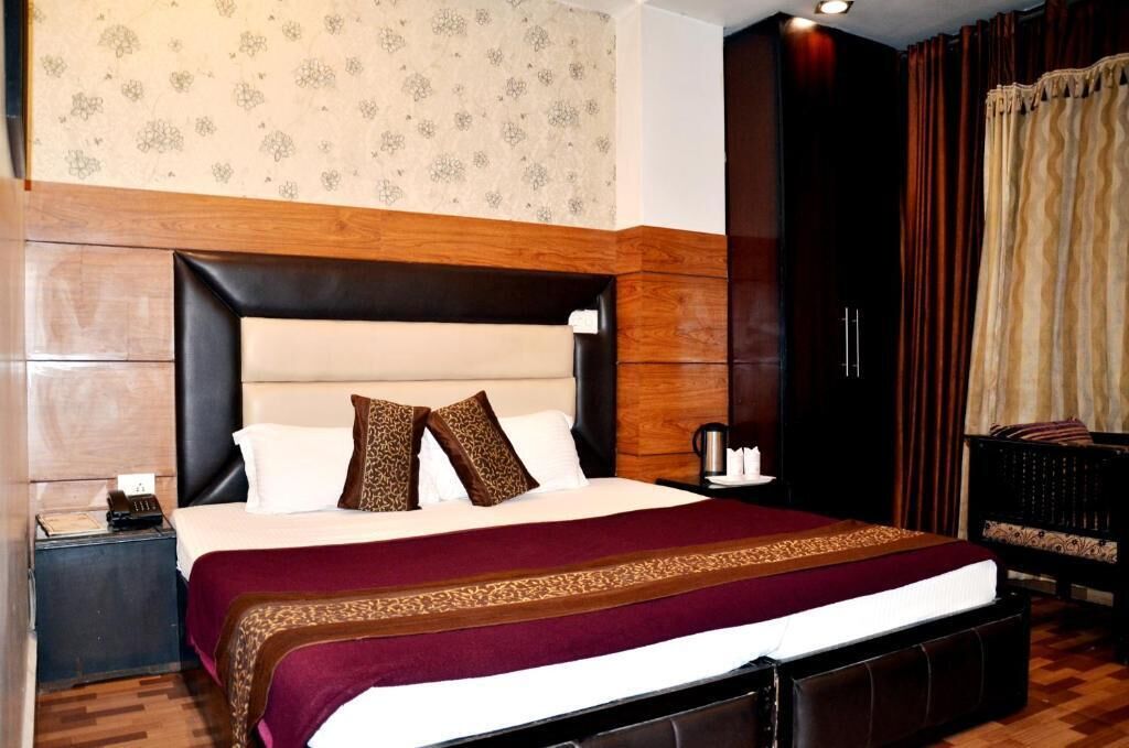 Een kluis op de kamer, een bureau, geluiddichte muren