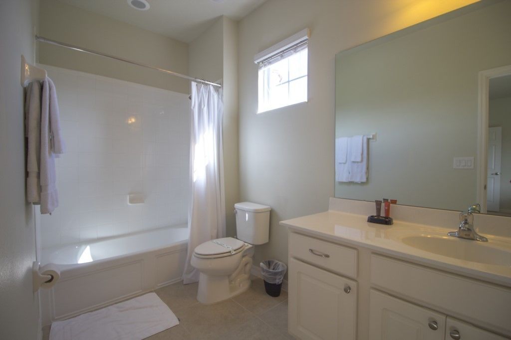 Un baño con bañera, inodoro y lavamanos.