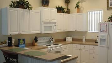 Family Townhome, Garden Area | Shared kitchen | Fridge, microwave, oven