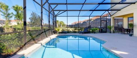 Seasonal outdoor pool, free cabanas, sun loungers