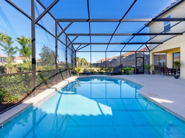 Seasonal outdoor pool, free cabanas, sun loungers