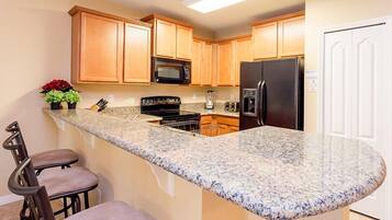 Villa familiar, en el área del jardín | Cocina compartida | Refrigerador, microondas y horno