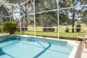 Villa familiar, alberca privada, en el área del jardín | Alberca | Alberca al aire libre por temporada y camas balinesas gratuitas 