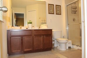 Familien-Stadtwohnung, eigener Pool, zum Garten hin | Badezimmerausstattung | Dusche, Regendusche, Haartrockner, Handtücher