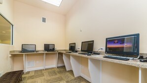 Ein moderner Büroarbeitsplatz mit mehreren Schreibtischen, an jedem ein Computer und eine Tastatur.
