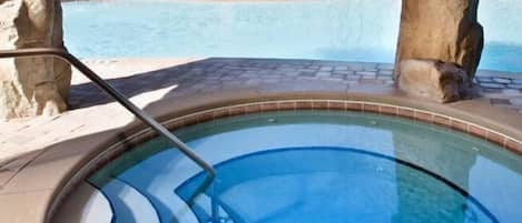 Casa adossada familiar, banyera d'hidromassatge, zona enjardinada | Spa