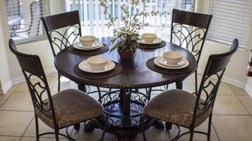 Vila família, banheira de imersão, no jardim | Área do café da manhã