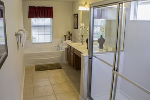 Familienvilla, Whirlpool, zum Garten hin | Badezimmer | Regendusche, Haartrockner, Handtücher, Toilettenpapier