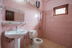 Chambre Standard double | Salle de bain | Douche, articles de toilette (gratuits), serviettes fournies